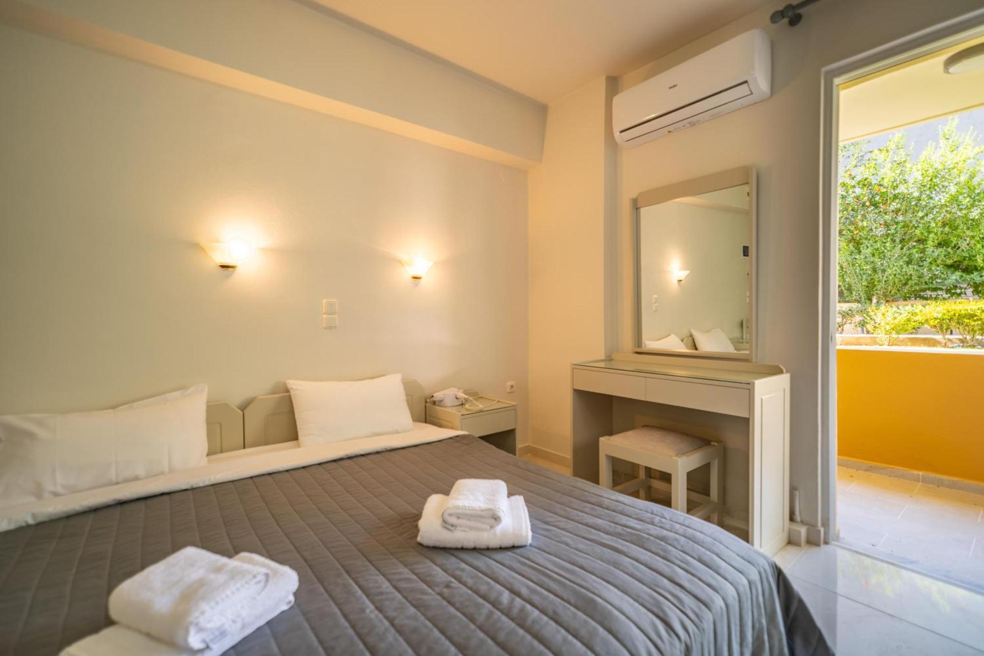 Manos Beachside Apartments Aγία Μαρίνα Εξωτερικό φωτογραφία