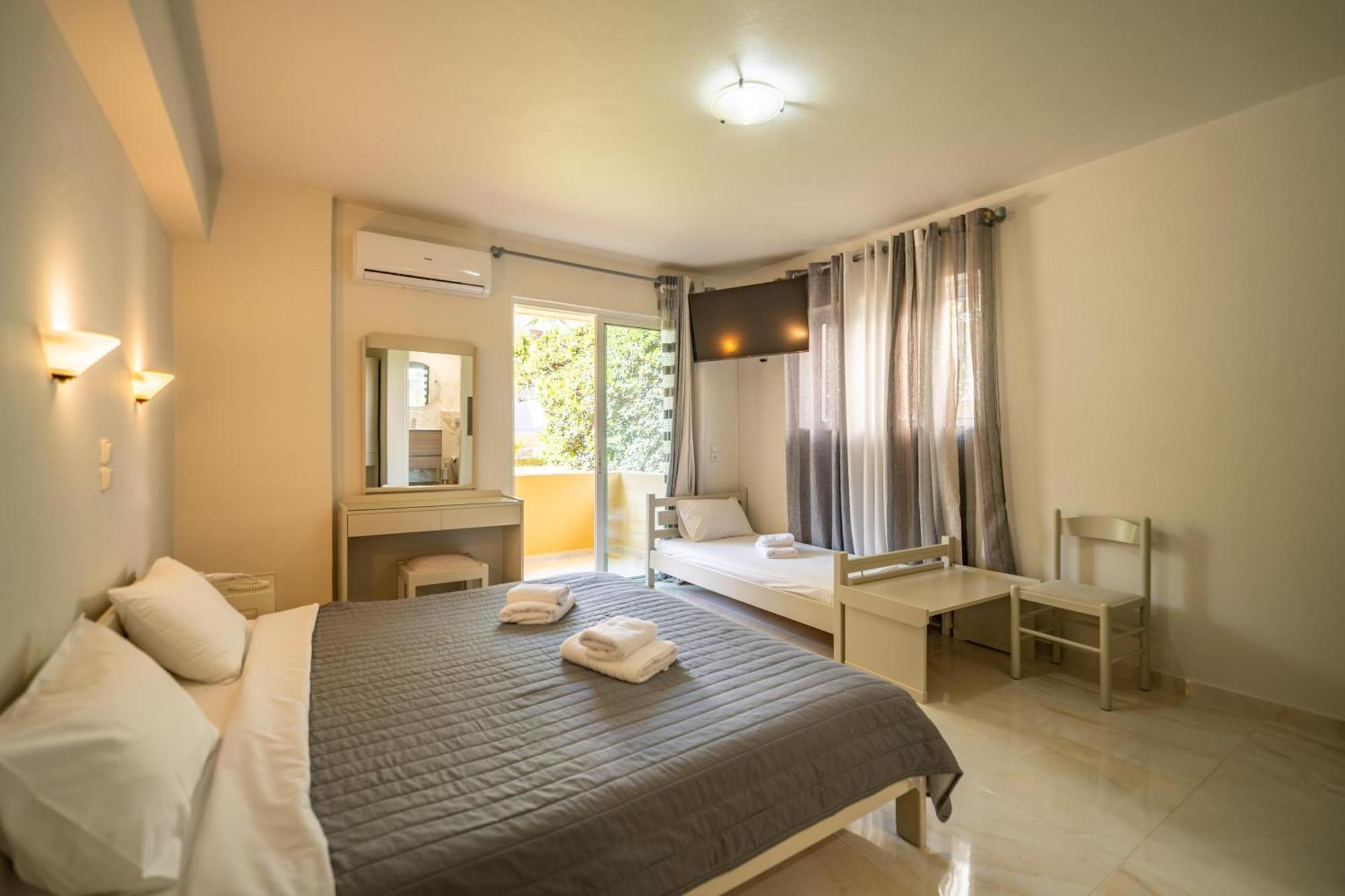 Manos Beachside Apartments Aγία Μαρίνα Εξωτερικό φωτογραφία