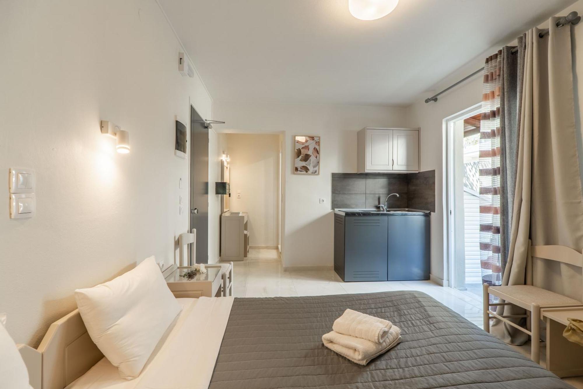 Manos Beachside Apartments Aγία Μαρίνα Εξωτερικό φωτογραφία