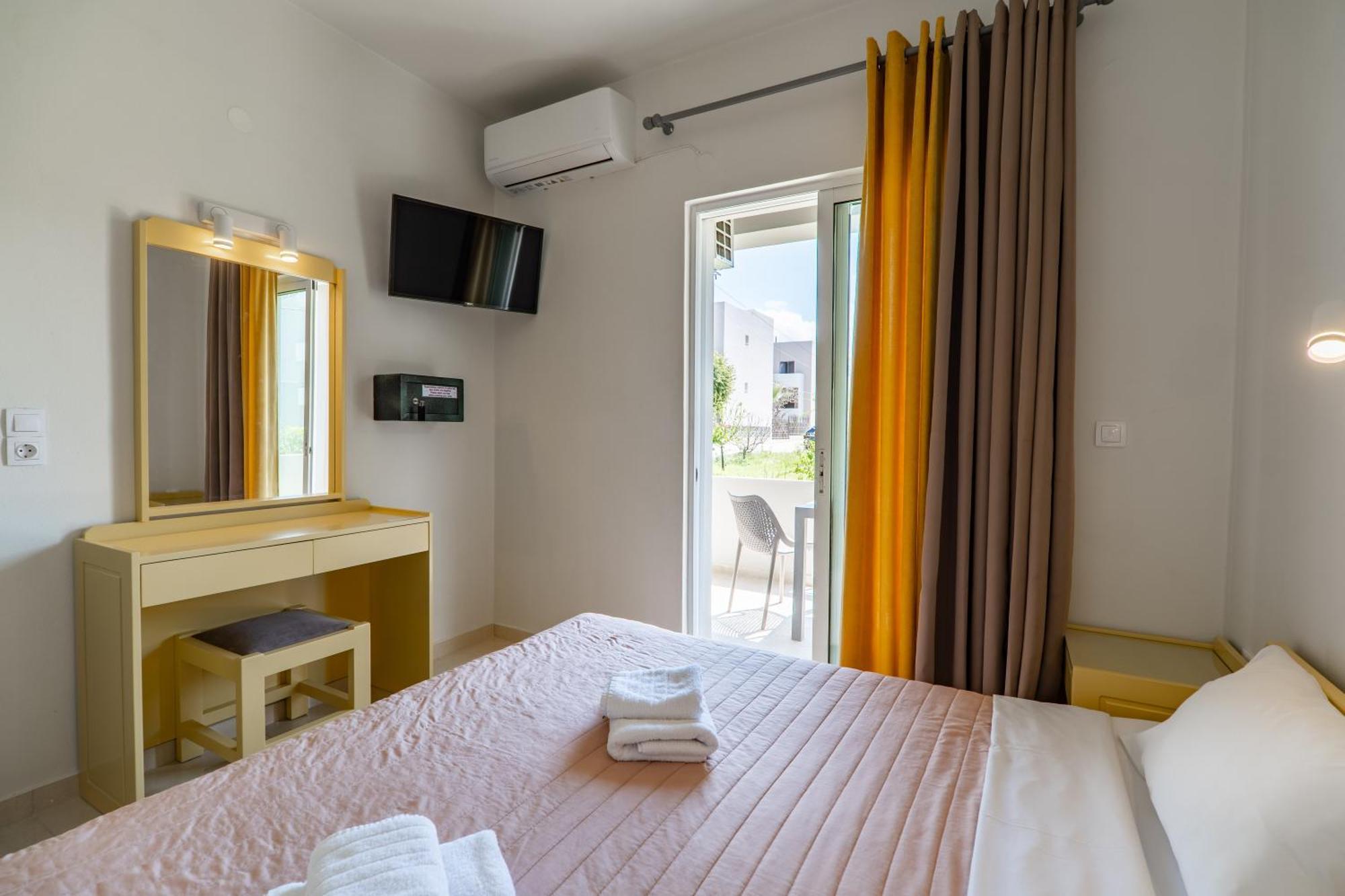 Manos Beachside Apartments Aγία Μαρίνα Εξωτερικό φωτογραφία